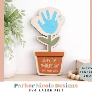 Archivo SVG para letrero con huella de mano del primer Día de la Madre, archivo SVG para corte láser con huella de mano de bebé, archivo para corte láser del primer Día de la Madre, archivo digital para el Día de la Madre