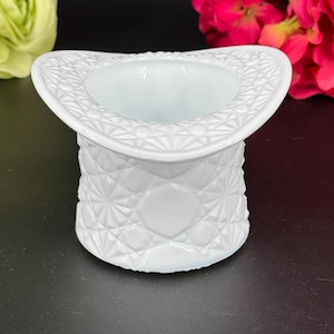 Large Vintage Fenton Glass Company, Milk Glass Top Hat – Daisy and Button Pattern