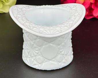Large Vintage Fenton Glass Company, Milk Glass Top Hat – Daisy and Button Pattern
