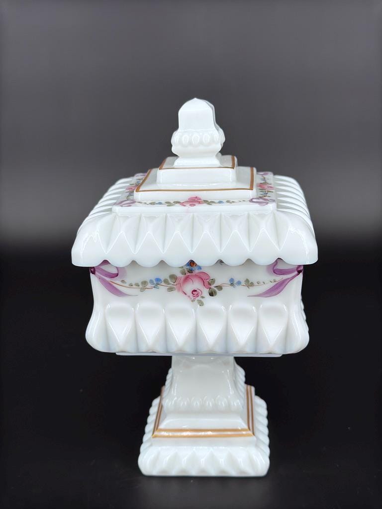 Wedding Cake Box, Vintage 1960s by Westmoreland - Milk Glass – Floral Design