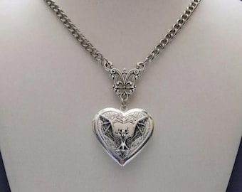 Gothic Bat Heart Locket Necklace: Vampire-Inspired Dark Romantic Pendant
