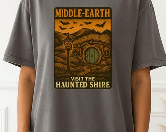 -shirt Comté effrayant de la Terre du Milieu | t-shirt d'Halloween maison de hobbit hantée | Chemise graphique rétro fantaisie