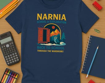 T-shirt de l'école de Narnia : penderie, hibou et montagnes enneigées