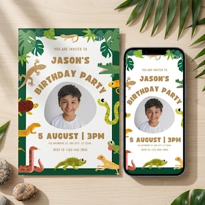 Può includere: Un invito di compleanno rettangolare e uno smartphone che mostra lo stesso invito digitale. Entrambi presentano uno sfondo bianco con bordi verdi, illustrazioni di vari rettili, un segnaposto centrale per foto e il testo Jason's Birthday Party, 5 August, 3pm.