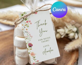 Può includere: Un sacchetto di plastica trasparente riempito con marshmallow bianchi, legato con spago marrone e un'etichetta rettangolare bianca. L'etichetta presenta un bordo floreale colorato e testo verde con scritto Thank You FOR BEING THERE! LOVE, Amelia.