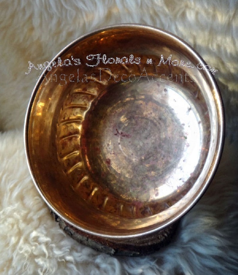 Op de afbeelding: Een ronde, metalen kom met een zilveren rand en een gouden binnenkant. De kom staat op een stuk hout. De tekst "Angela's Florals n More" en "AngelasDecoAccents" staat op de bovenkant van de kom.
