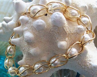 Faux Pearl Bracelet Vintage 1980's Caged Faux Pearls~Fashion Accessory~Gold Tone 7.5 Long~Costume Jewelry~Fine Condition~Very Slight Wear