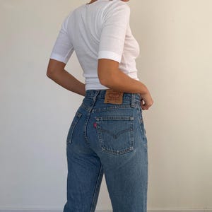 Jeans vintage Levi’s 501 lavaggio medio / Gamba dritta, chiusura con bottoni, vita media alta in denim / anni '80/'90, stile retrò USA / taglia 28x30