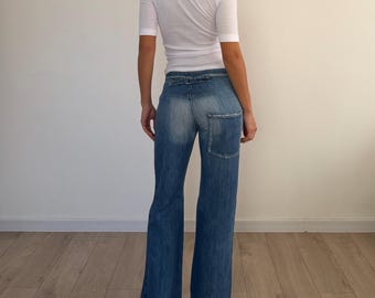 Jeans Benetton vintage con cintura ajustable en la espalda / Jeans de mezclilla de pierna ancha y tiro bajo en color azul / Hebilla estilo japonés, archivo de los años 90, estilo Y2K / talla 40