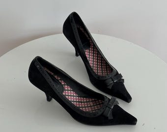 Zapatos de tacón bajo vintage Miu Miu de ante negro con lazo de charol / Zapatos de salón de punta / Artículo de archivo raro / Años 2000/90/Y2K / Italia / EU 40
