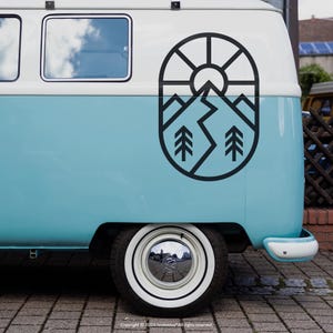 Adesivo Avventura in Montagna, Sticker Natura Minimalista per Camper Van, Esterni Sole Montagne & Alberi, Regalo per Avventurieri, VW T5 T6