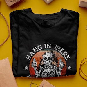 Lustiges Skelett-Grafik-T-Shirt: Hang in there, Dark Humor Retro Shirt