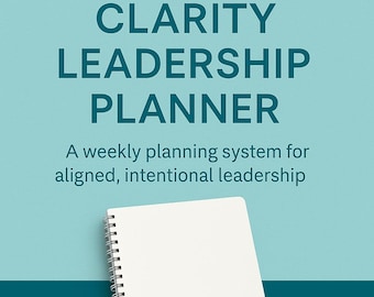 以下が含まれることがあります： 「THE STRATEGIC CLARITY LEADERSHIP PLANNER」と「A weekly planning system for aligned, intentional leadership」のテキストが、青とターコイズブルーの背景に配置された、白いリング綴じのプランナー。