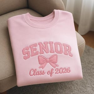 Personalisiertes gesticktes Senior-Sweatshirt, Klasse von 2026, Senior Cheer Geschenk, Coquette Senior Team Shirt, Senior Night, Cheer Team Hoodie