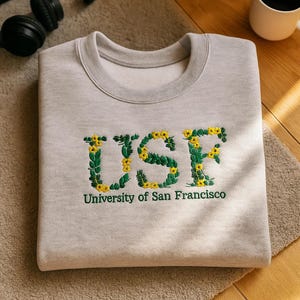 Benutzerdefiniertes College gesticktes Sweatshirt, Blumenbrief bestickter Hoodie, College-Hochschule und Highschool Rundhalsausschnitt, Abschlussgeschenk für Freund