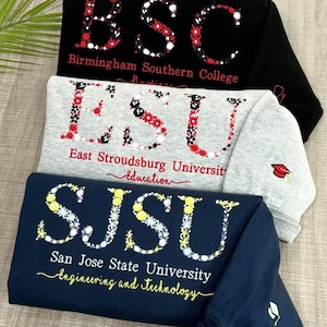 Benutzerdefiniertes College Floral gesticktes Sweatshirt, personalisierter Schulbuchstabe Rundhalsausschnitt, Abitur oder Universitätsabschlussgeschenk Hoodie