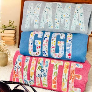 Sudadera con apliques florales bordados de mamá, sudadera con cuello redondo floral personalizada para mamá, gigi y tía, regalo para el Día de la Madre y la Abuela.