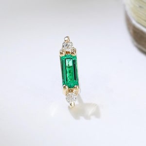 14K massief gouden smaragd moissaniet oorbel stokbrood edelsteen stud kraakbeen helix tragus platte achterkant oorbel draadloze push pin piercing