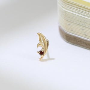 Pendiente de botón de oro macizo de 14 quilates con motivo de hoja de granate, piedra preciosa inspirada en la naturaleza, sin rosca, con pasador para cartílago, hélice, lóbulo, parte posterior plana.