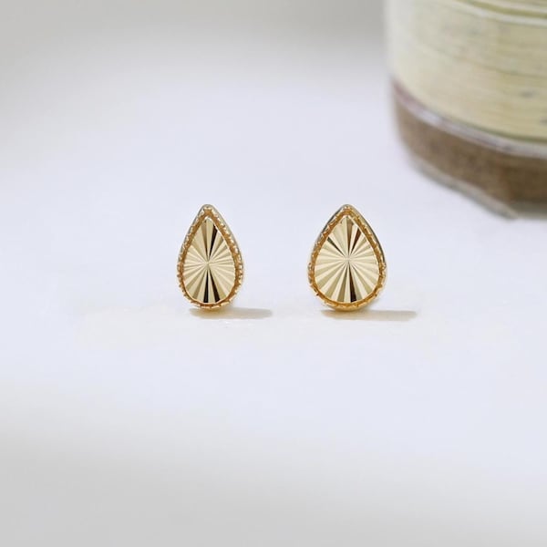 Pendiente de botón de lágrima radiante de oro macizo de 14 quilates con textura de rayos de sol, minimalista, con pasador a presión, parte trasera plana, pequeño piercing para cartílago, hélice, caracola y trago.