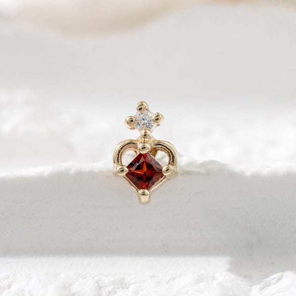 Orecchino a forma di cuore con granato in oro massiccio 14k, orecchino a forma di perno con cartilagine in moissanite, orecchino minimalista con fondo piatto, gioielli fatti a mano