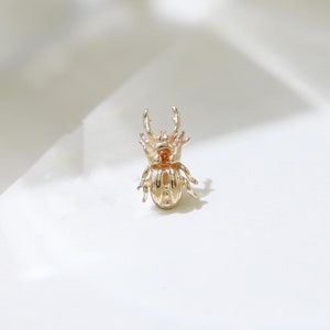 Aro de oro macizo de 14 quilates con forma de escarabajo, granate naranja Fanta, con forma de insecto vívido, con piedra preciosa, para cartílago, hélice, labio, con presión, parte trasera plana, joyería con forma de animal