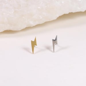 Orecchino a perno con fulmine, orecchino minimalista con parte posteriore piatta, orecchino elettrico in argento, piercing per cartilagine, elica, trago, lobo dell'orecchio, regalo non sessuale