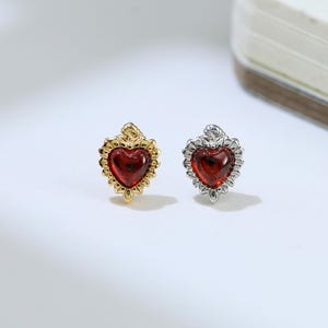 Srebrny kolczyk w kształcie serca z granatem, kamień szlachetny, bezgwintowa agrafka, chrząstka, ślimak, płatek słuchowy, muszla, labret, piercing, prezent dla niej