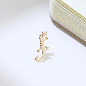 14K Solid Gold Lizard Earring Vivid Gecko Stud Animal Motif Pattern Piercing Cartilage Helix Earlobe Flat Back Earring Gift for Animal Lover