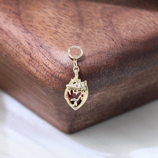 Charm colgante de corazón de amor con granate en oro macizo de 14 quilates. Charm elegante con cierre de clic para cartílago, daith, tragus, rook y hélix. Joyería para piercings.