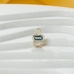 Massief 14K goud London Blue Topaz Swiss Blue Topaz Dangle Charm geometrische edelsteen Clicker Charm kraakbeen Daith Tragus Hoop Charm Piercing