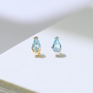 Örhänge med schweizisk blå topas, daggdroppe, gänglöst trycknål, 925 silver, brosk, helix, conch, tragus, piercing, naturinspirerade smycken