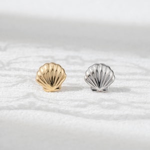 Pendiente de concha marina, delicado pendiente de caracola oceánica para cartílago, hélice, labret, lóbulo de la oreja, pendiente de plata con presión, piercing de playa, joyería sin rosca