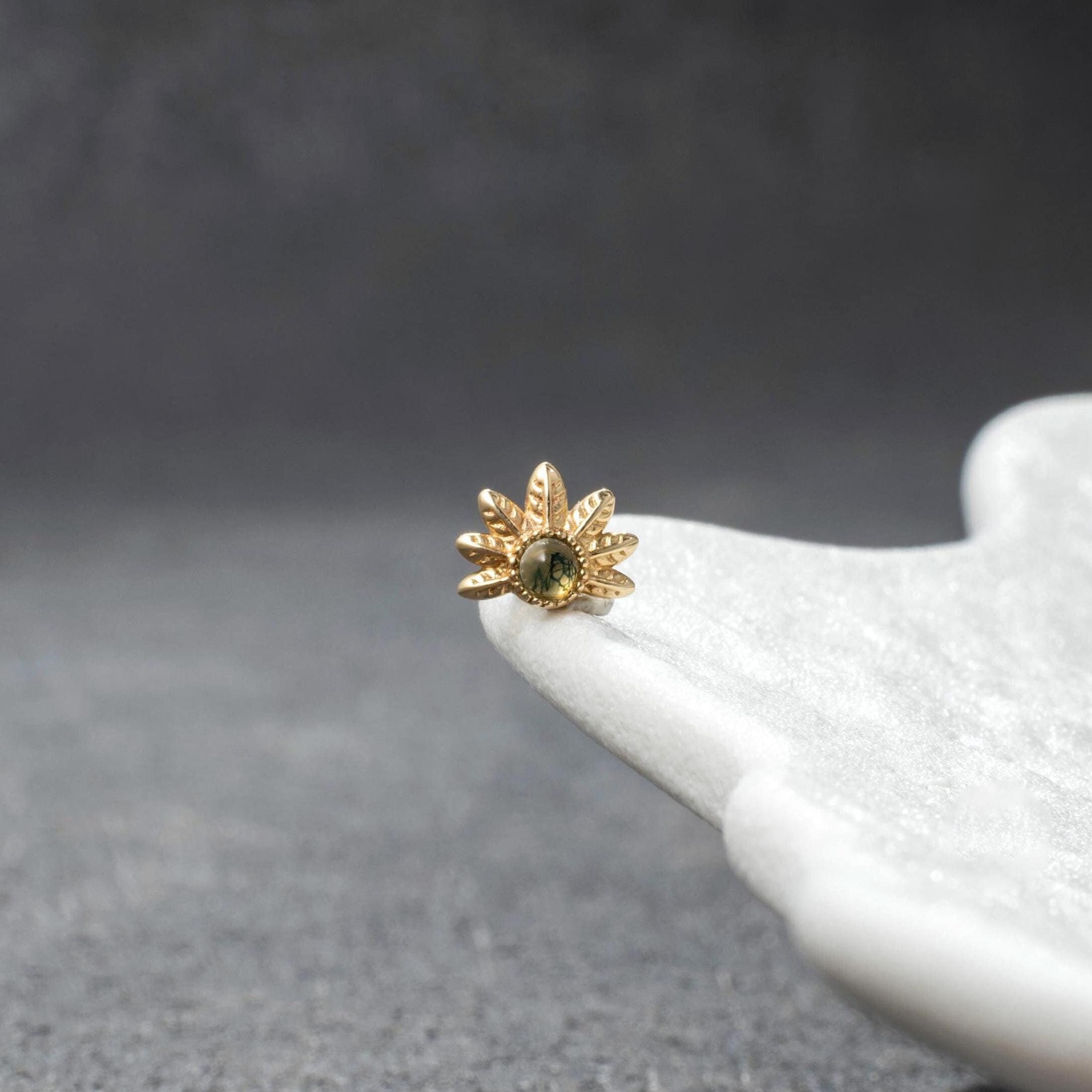 14K massief gouden mosagaat bloeiende bloem Stud Earring Fancy ronde edelsteen kraakbeen Helix Conch Labret Stud minimalistische push-back oorbel