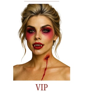 Puede incluir: Una persona con cabello rubio recogido, usando sombra de ojos roja oscura y lápiz labial rojo brillante con colmillos de vampiro. Una marca roja que parece una herida de mordedura con sangre es visible en el cuello. Texto HALLOWEEN GLAM TUTORIAL VIP Vamp.