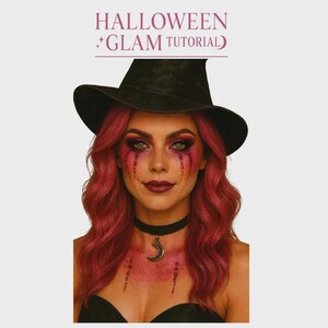 Puede incluir: Una persona con cabello rosa ondulado lleva un sombrero de bruja negro y una gargantilla negra con un colgante de media luna plateado. El texto HALLOWEEN GLAM TUTORIAL aparece arriba. El rostro tiene maquillaje de purpurina rosa en los ojos.