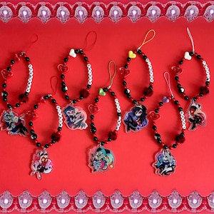 Puede incluir: Siete llaveros de cuentas coloridas con dijes de personajes de dibujos animados. Cada llavero presenta un personaje diferente de la serie animada "Helluva Boss". Los personajes incluyen: Alastor, Stolas, Moxxie, Millie, Fizzarolli, Octavia y Loona.