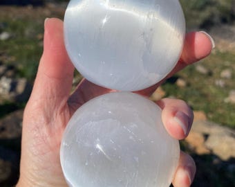 Bola de cristal de selenita con soporte – Piedra de limpieza y purificación