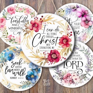 Può includere: Cinque insegne circolari bianche da appendere con ghirlande floreali e testi religiosi. L'insegna centrale recita I can do all things through Christ who strengthens me. Altre insegne includono versetti come fearfully and wonderfully made e seek justice.