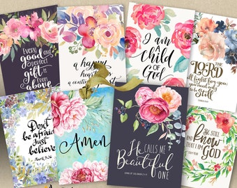 Può includere: Set di otto stampe digitali stampabili con disegni floreali ad acquerello con citazioni ispiratrici e versi biblici. Le stampe includono citazioni come "Ogni dono buono e perfetto viene dall'alto", "Non temere, solo credi", "Mi chiama bella", e "Sta' fermo e sappi che io sono Dio".
