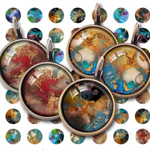 Peut inclure: Quatre boucles d'oreilles rondes avec des montures en métal bronze présentant des motifs abstraits à l'encre à alcool dans des tons de rouge, bleu, or et noir. Elles sont présentées sur une grille de motifs numériques avec le texte ArtCult.