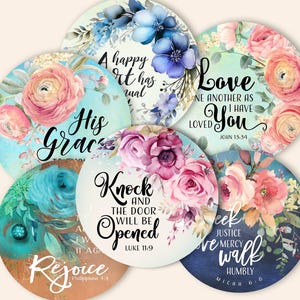 Puede incluir: Un conjunto de seis posavasos redondos con diseños florales y citas inspiradoras. Cada posavasos presenta un esquema de color diferente, incluyendo flores azules, rosas y moradas. Las citas están escritas en una elegante tipografía.