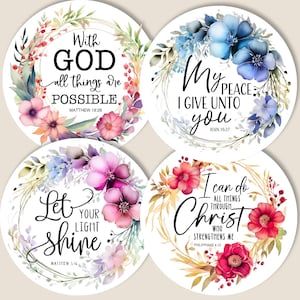 Pode incluir: Quatro autocolantes redondos com desenhos de grinaldas florais e citações inspiradoras. As citações incluem: "Com Deus tudo é possível", "A minha paz vos dou", "Deixai a vossa luz brilhar" e "Tudo posso naquele que me fortalece."
