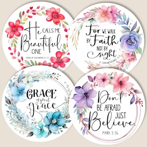 Pode incluir: Quatro autocolantes redondos com desenhos de coroas de flores e citações inspiradoras. As citações incluem: "Ele me chama de Bela", "Porque andamos por fé, não por vista", "Graça sobre graça" e "Não tenha medo, apenas acredite".