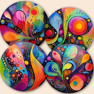 Peut inclure: Quatre impressions d'art circulaires colorées avec des motifs abstraits. Chaque impression présente un arrangement unique de couleurs vives, notamment rose, orange, jaune, bleu et vert, avec des motifs et des formes complexes. Les impressions sont sur fond clair.