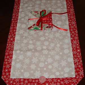 Chemin de table de Noël Snowflake avec ensemble de 4 sous-verres assortis / Ensemble de sous-verres coquins ou agréables / Accessoires de table de Noël / cuisine