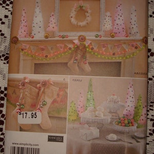 New/Uncut/SimplicitySewing Pattern 1555/Christmas Holiday/Stocking/Christmas Trees/Wreath/Ornament/Christmas Swag/Tablecloth/Tablerunner