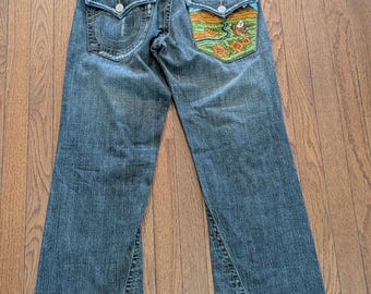 Jeansy Joey Flare z haftem Buddah Nature marki Y2K True Religion, wyprodukowane w USA – rozmiar 32x34