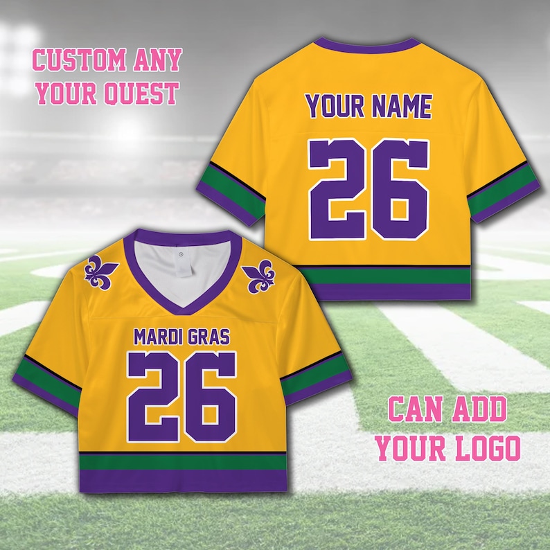 Pode incluir: Duas blusas amarelas com detalhes roxos e verdes. Uma diz "Mardi Gras 26" e a outra "Your Name 26". O texto "Custom Any Your Quest" e "Can Add Your Logo" tamb&eacute;m s&atilde;o vis&iacute;veis.