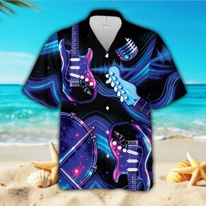 Può includere: Camicia nera con bottoni con un vivace design musicale. La camicia presenta chitarre elettriche, un microfono e una batteria, il tutto in tonalità di blu, viola e rosa su sfondo nero. Il design ha un tema cosmico.